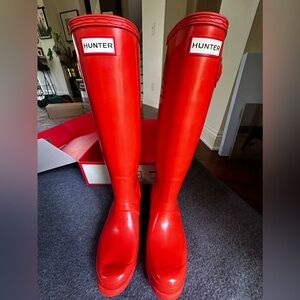 Brand new! In box! Hunter Original Tall Gloss rain boots.
